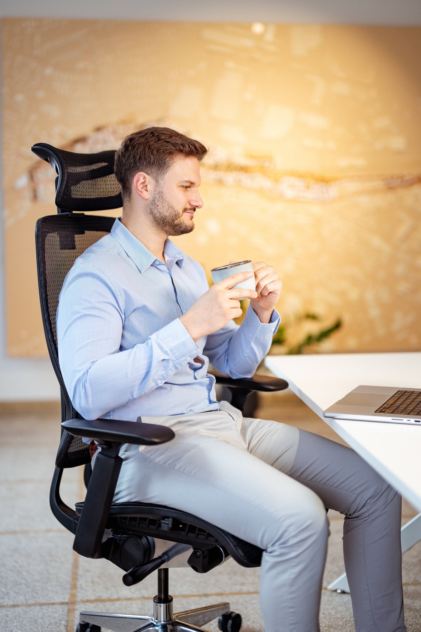 Ergonomisches Sitzen im VALKENSTOL M6 Bürostuhl für Gesundheit und Produktivität