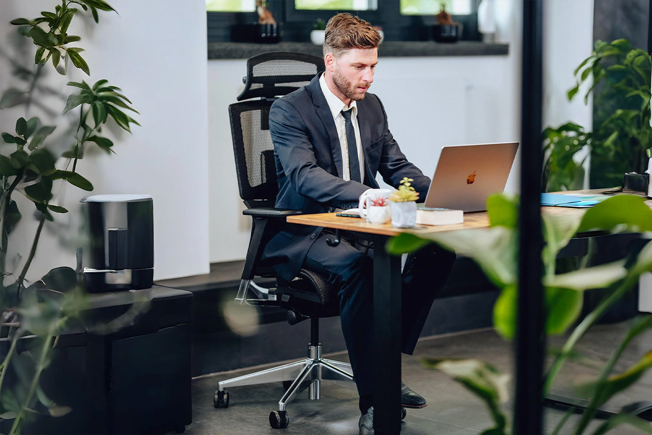 VALKENSTOL M7 Bürostuhl mit Mesh-Rücken im Vergleich Mesh-Sitz gegen Schaumstoff-Sitz