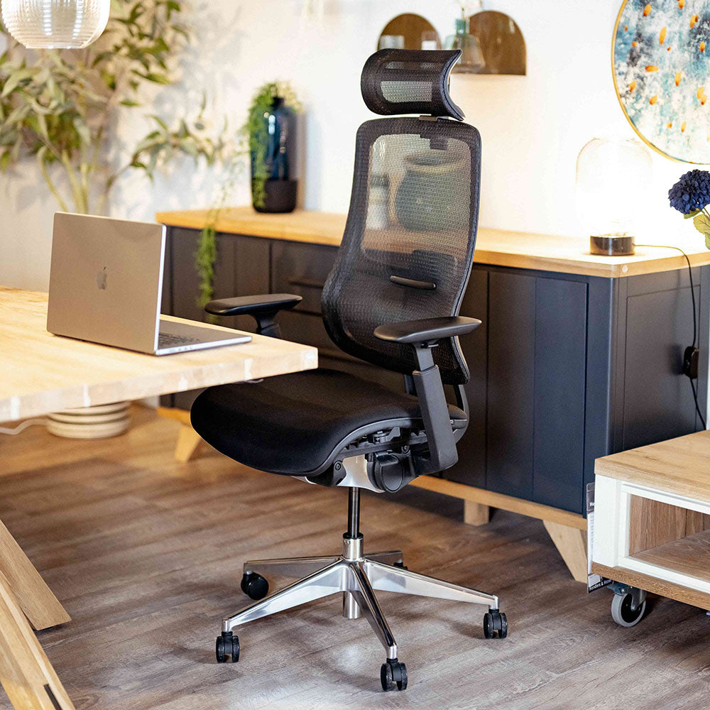 Ergonomischer VALKENSTOL M6 Bürostuhl im Einsatz am Arbeitsplatz