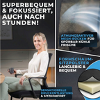 Frau sitzt im VALKENSTOL K1 Konferenzstuhl mit atmungsaktivem Mesh-Rücken und Formschaum-Sitzpolster für langes, fokussiertes Sitzen