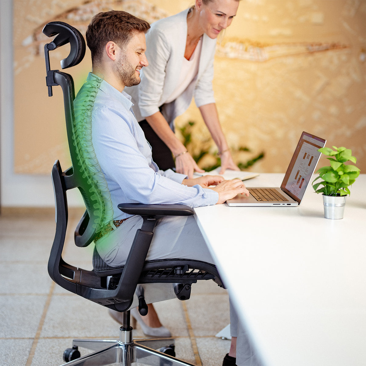 Mann arbeitet beschwerdefrei im ergonomischen VALKENSTOL M6 Bürostuhl